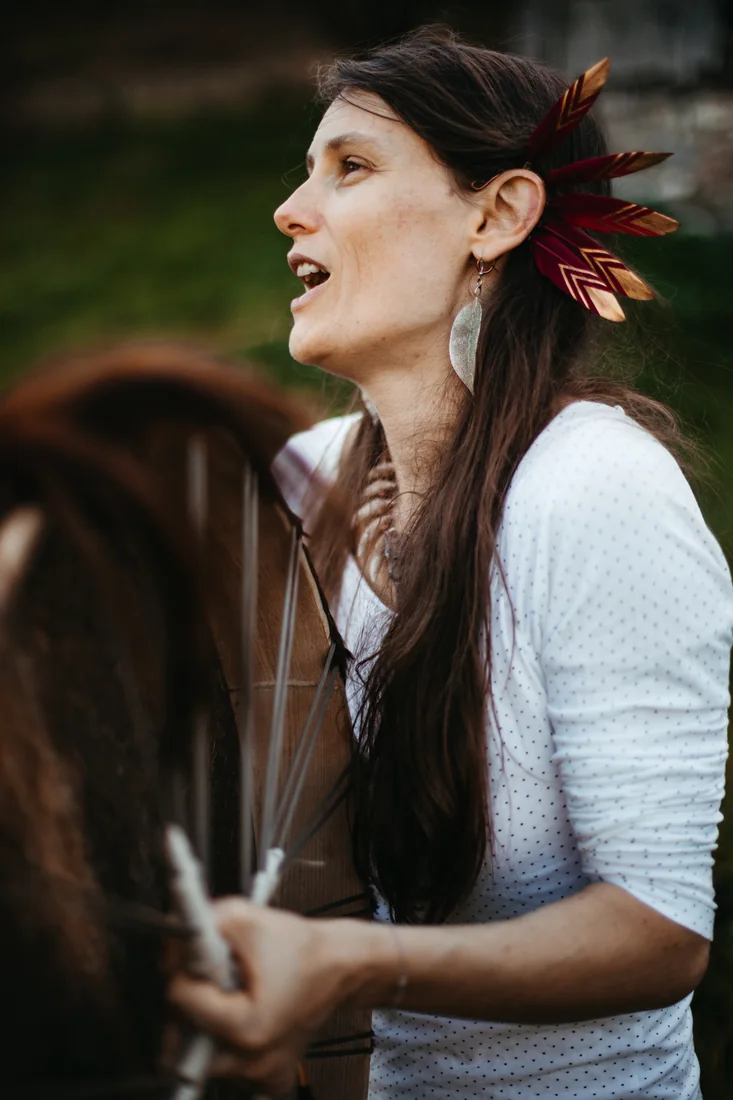 Floriane chante en plein air.