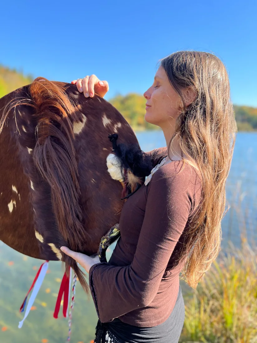 Floriane joue du tambour au bord du lac